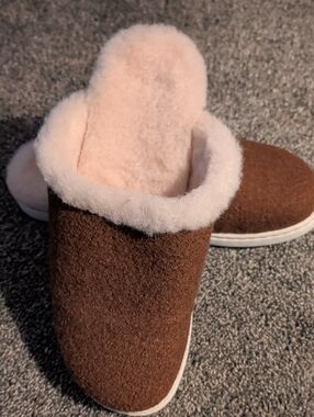 NWOB, Born Women's Brown Slip-On Shearling Slippers.